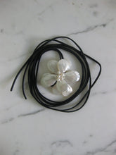 Load image into Gallery viewer, Pearl flower pendant string necklace