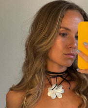 Load image into Gallery viewer, Pearl flower pendant string necklace