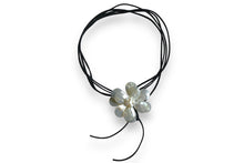 Load image into Gallery viewer, Pearl flower pendant string necklace