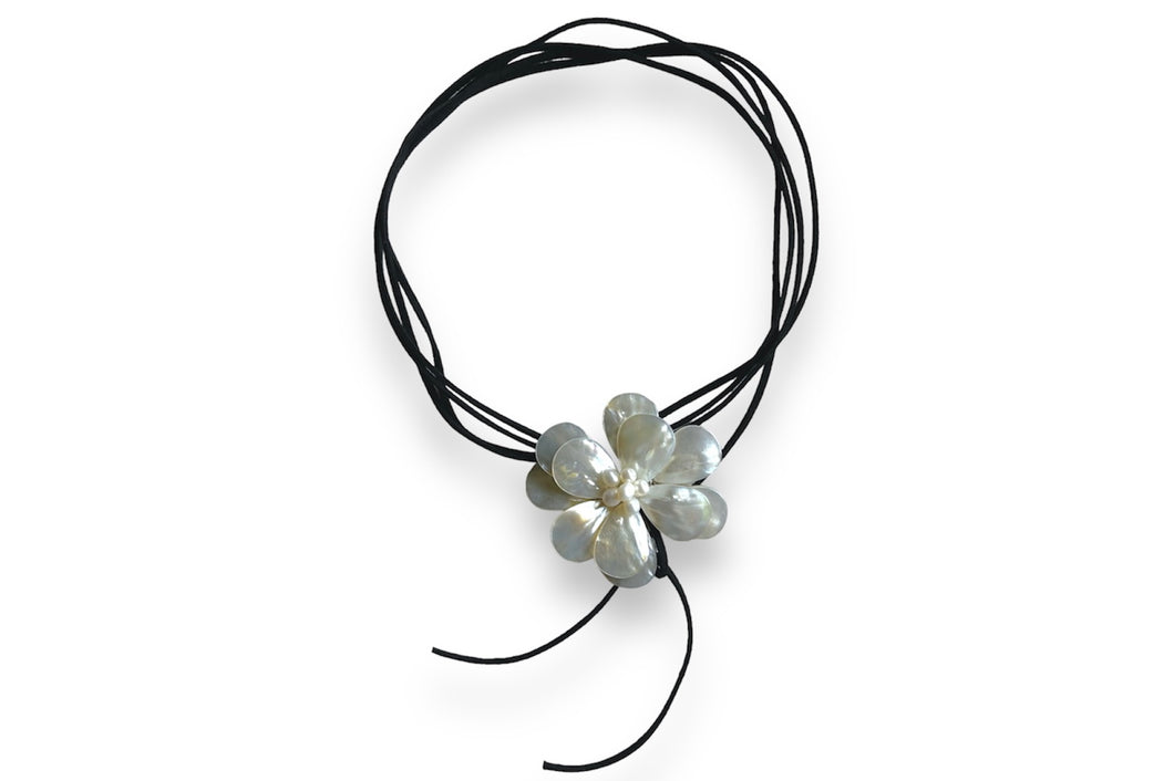 Pearl flower pendant string necklace